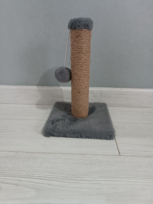 Нова драскалка за котки с играчка (сиво, бежево)