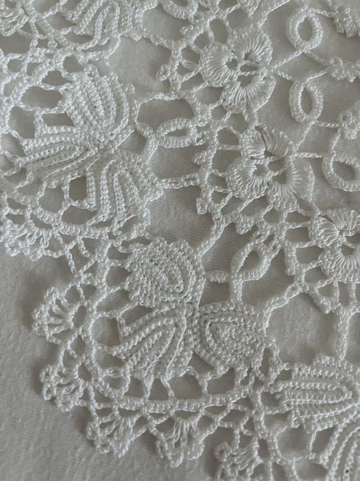 Mileu alb, rotund foarte fin lucrat