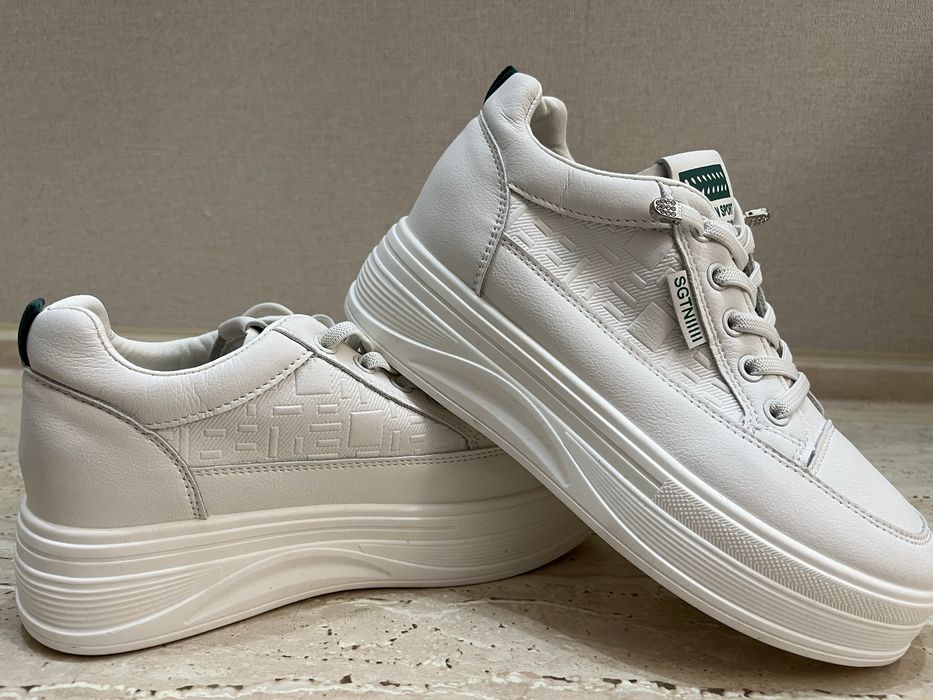 Белые кроссовки для девочки