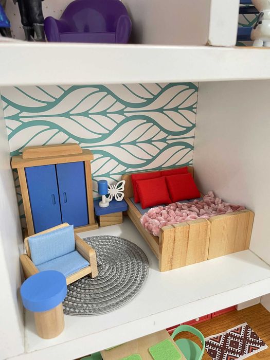 Casuta din lemn pentru papusi cu mobilier (LIDL) si figurine (FROZEN)