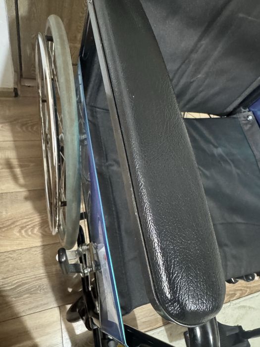 Scaun cu rotile din otel, matetial textil , negru