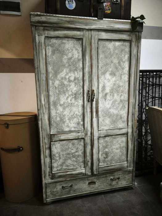 Ретро реновиран гардероб