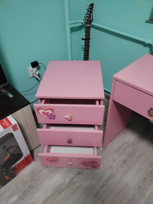 Детско бюро и шкаф на колелца