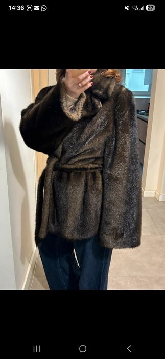 Haina de blana (nu stiu daca este naturala) dar superba