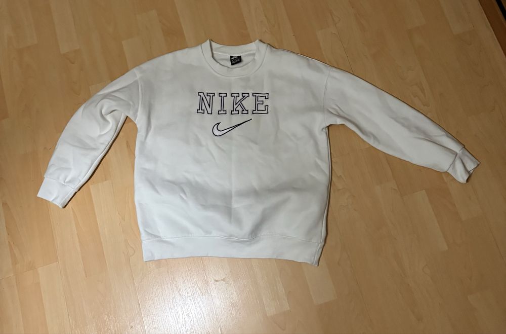 Бял Nike суичър М. Използван!