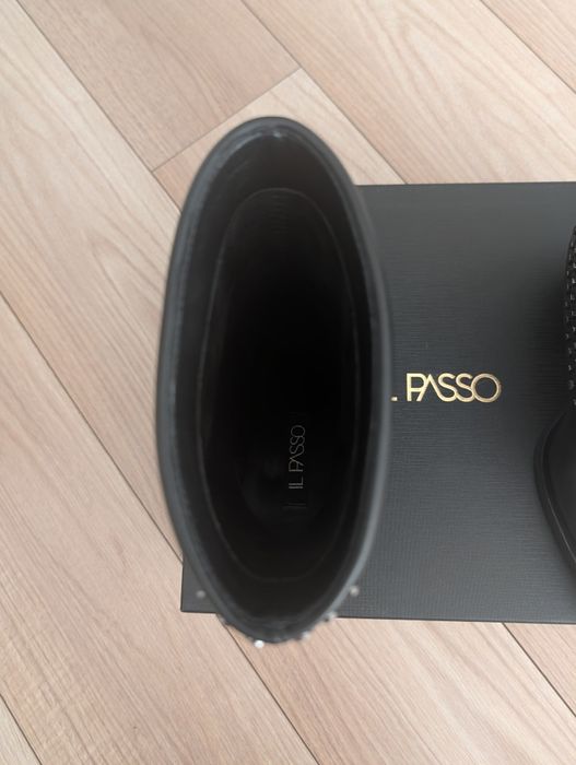 Vând botine IlPasso, negre, mărimea 37, purtate o singura data.