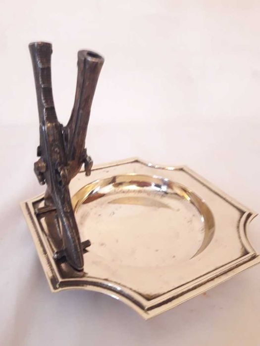 Scrumiera din bronz cu doua pistoale vintage