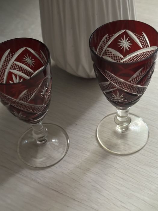 Pahare din cristal rosu