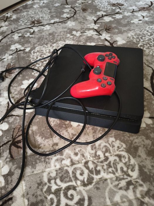 Vând ps 4 in stare de funcționare cu cablurile de alimentare și o singura maneta dar maneta are o defecțiune la baterie trebe sa stai cu ia tot timpu