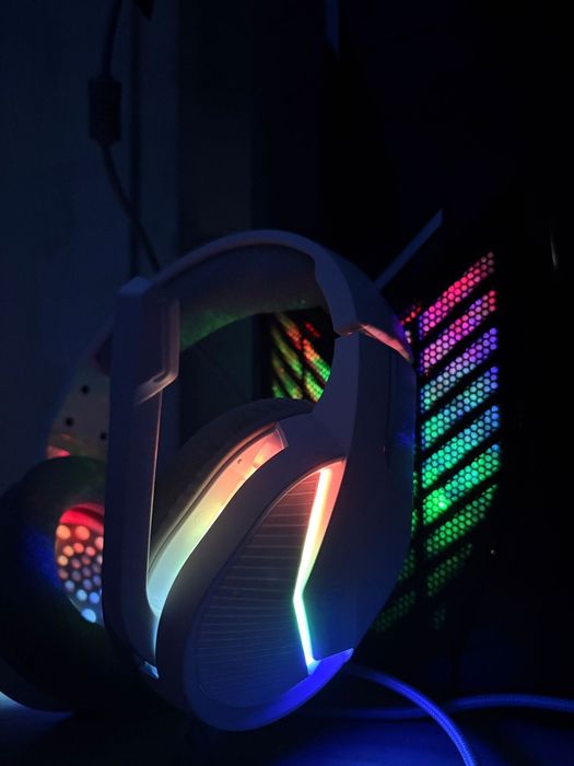 Calculator de Gaming cu căști, mouse și webcam