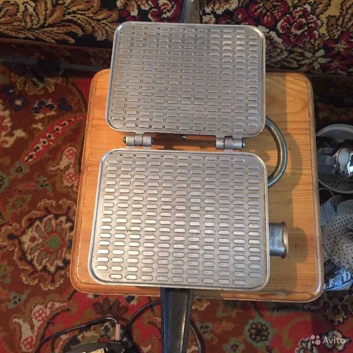 Продается Вафельница в отличном сост.  ( СССР 70-80 г) .