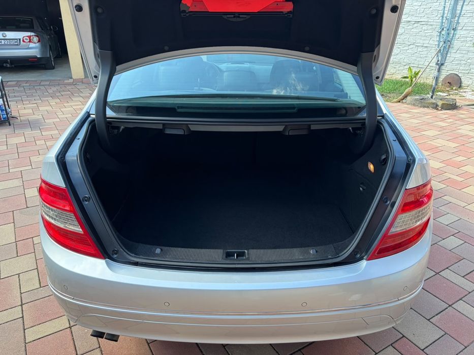 Mercedes-Benz C180 W204 | 156 CP | An 2007 | Cutie Automată | Trapă | LED | Stare impecabilă