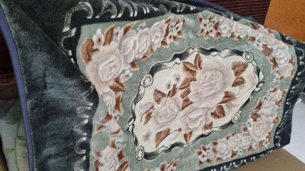 Пледы, одеяла  .