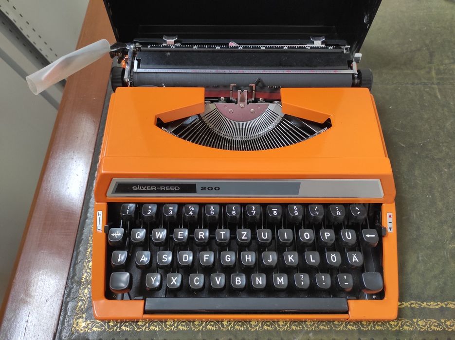 Пишеща машина Silver Reed 200