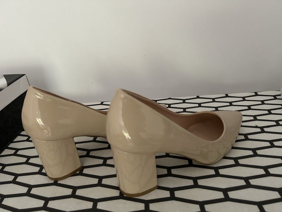 Pantofi cu toc gros bej crem lac piele ecologica