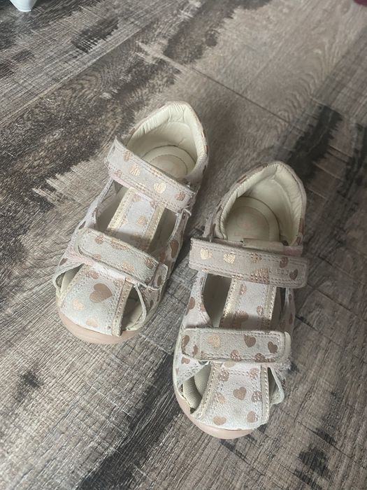 Sandale si adidasi