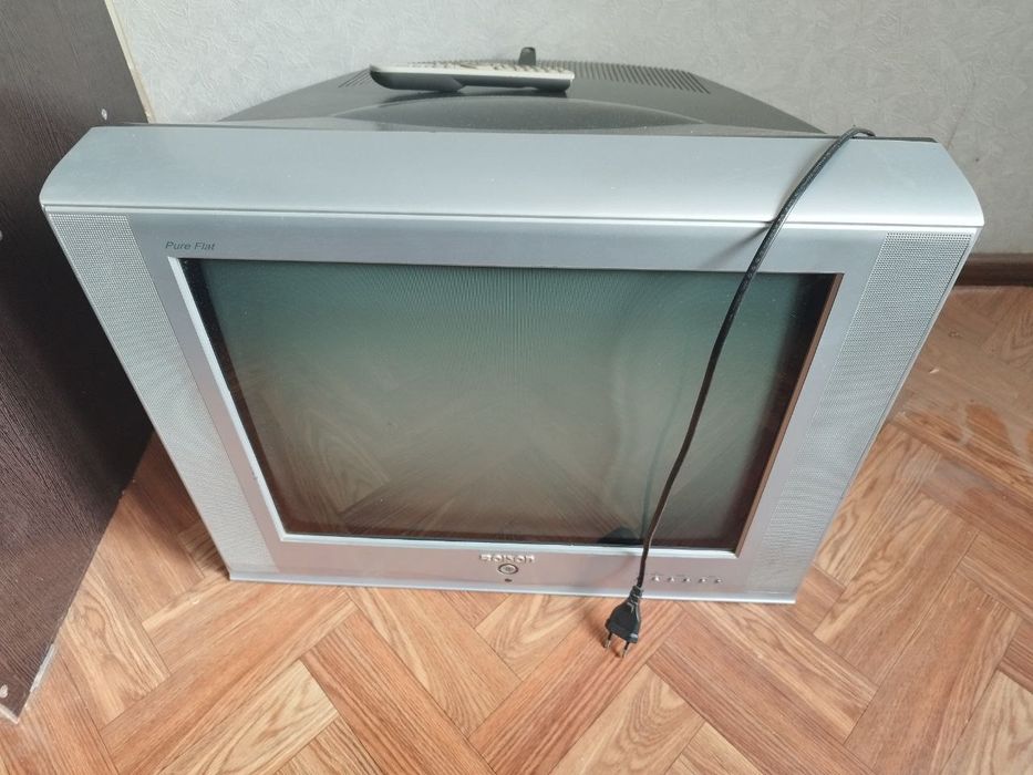 Стол стул и теливизор б.у