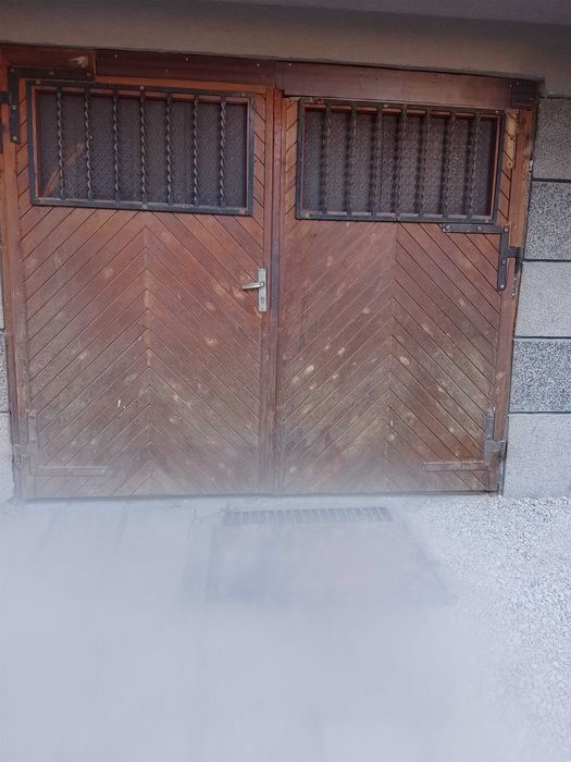 Продавам Гаражна врата масивна и запазена