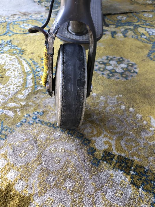 Vând trotineta electrică xiaomi (iese roata din fata)
