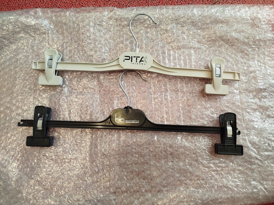 Продам вешалки (плечики).