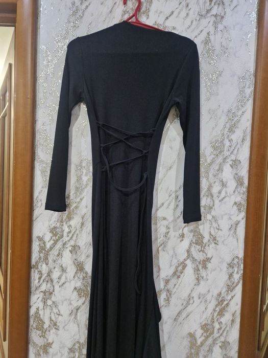 Черное платье с вырезом