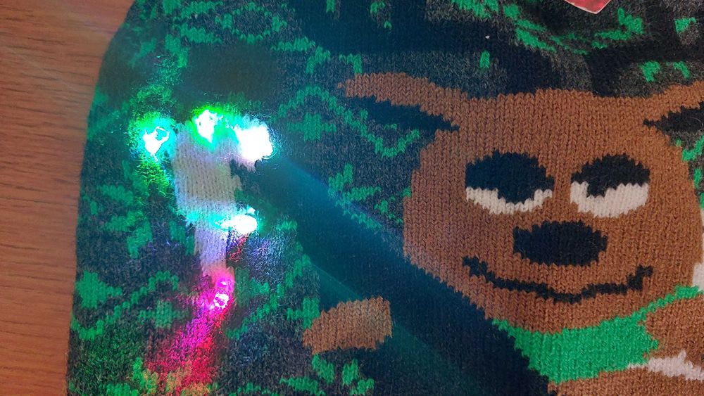 Коледна шапка със светлини