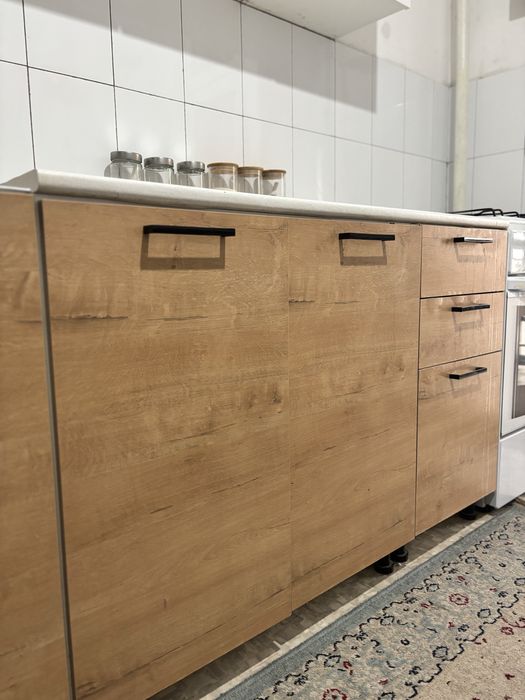 Ас үй гарнитуры сатылады.