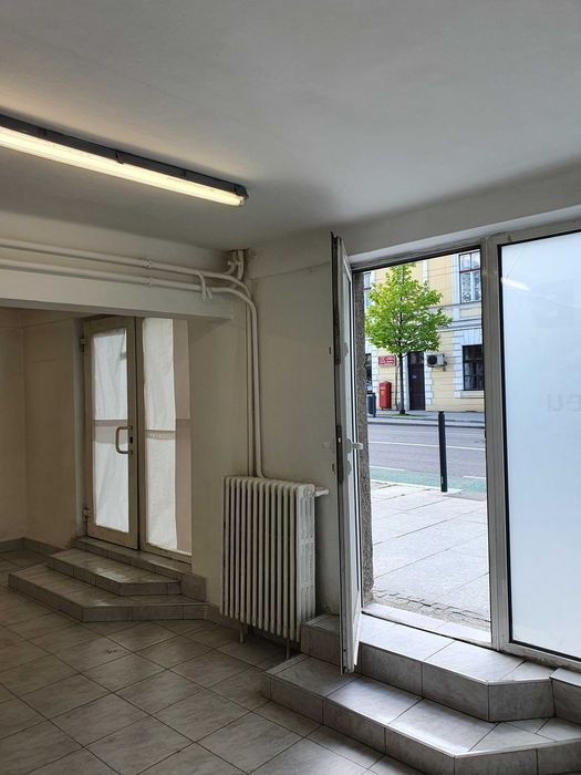 Dau in chirie spatiu comercial ULTRACENTRAL, 35 mp, vis a vis Casa de Cultura a Studentilor, parter, acces si vitrine la strada