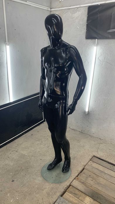 Мъжки манекен с черен гланцов финиш. за дрехи