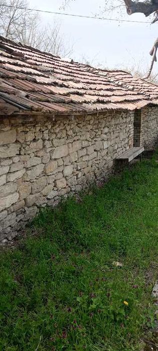 Продавам два обединени имота с две къщи