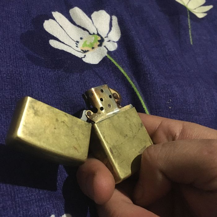 Se vinde in special pentru colecționari zippo gold, bradford,Pa. 12, j