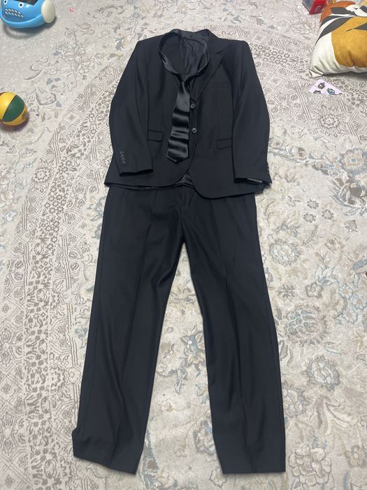 Продам костюм с галстуком