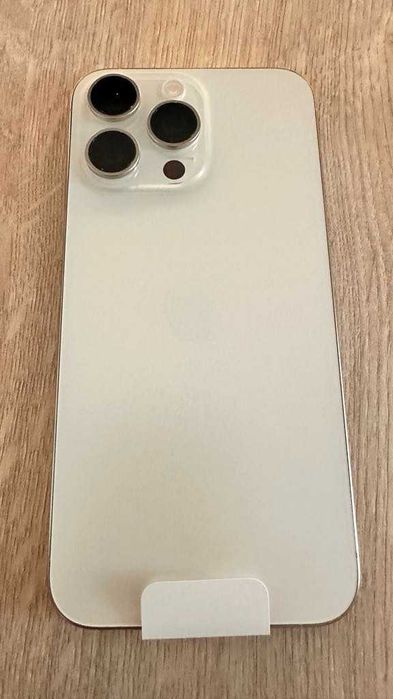 Продавам ЧИСТО НОВ телефон iPhone 15 pro Max 256 GB Titan.