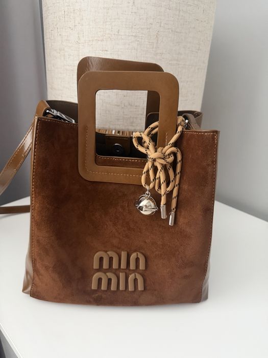 Чанта в кафяв цвят в комбинация от естествен велур