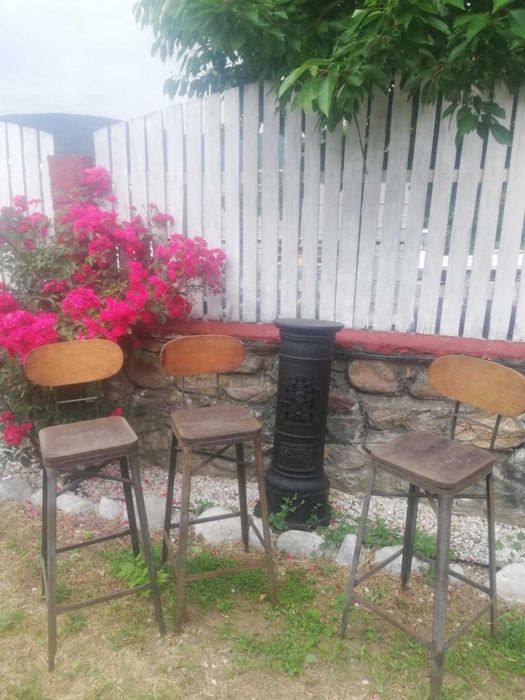 Scaune și mese de vânzare