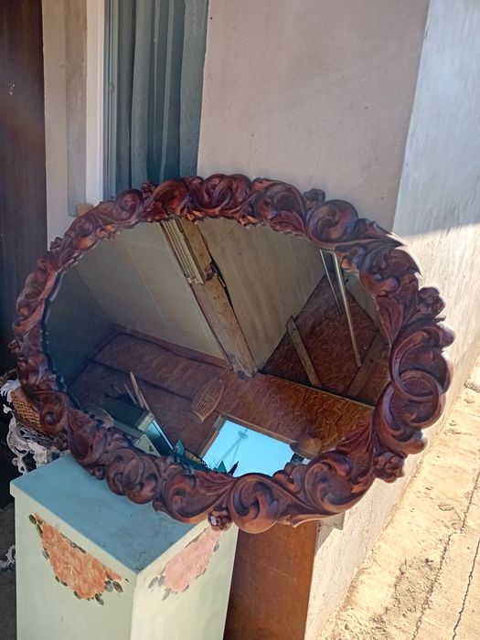 Oglinda cu ramă sculptată în lemn