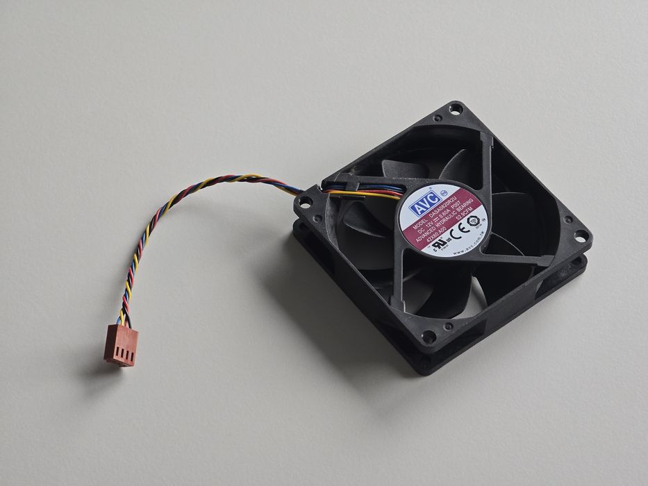 Ventilator carcasă AVC 12V 0.60A 80x80x20 mm - stare excelentă