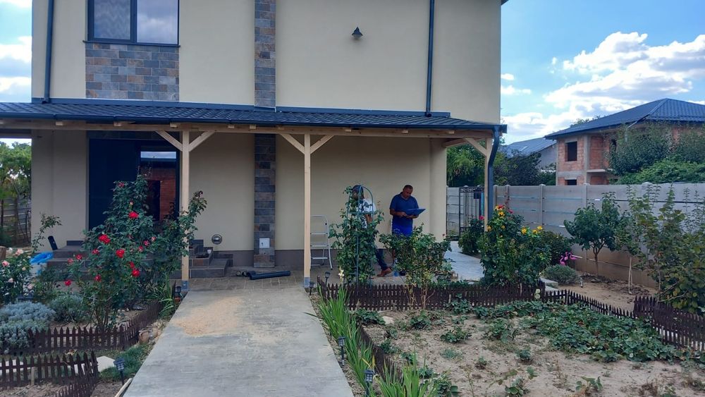 Această construcție din lemn este o terasă, o pergolă și un șopron pen