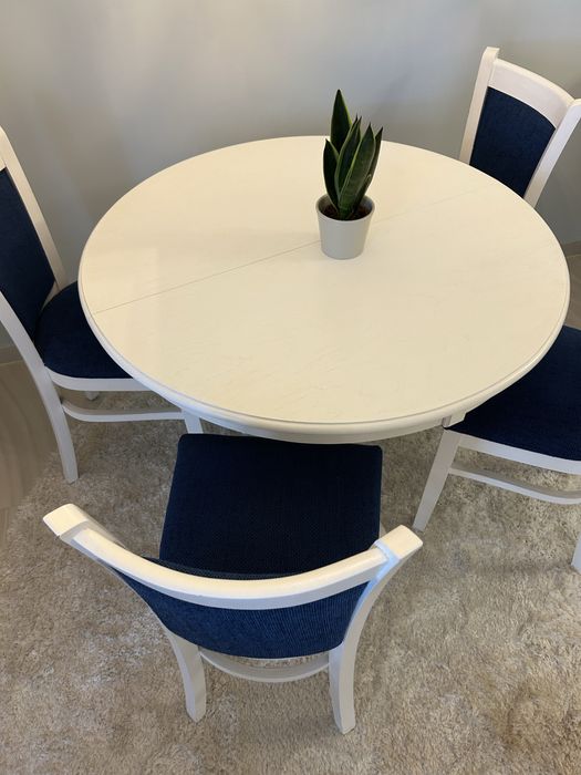 Set Masa  extensibila + 4 Scaune tapitate din lemn masiv - Covor cadou