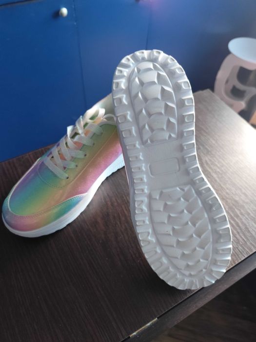 Цветни маратонки