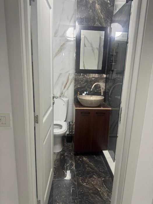 Proprietar, vând apartament cu două camere, decomandat, suprafață 67 mp utili, zona Unirii Nord, bloc C2, la ga magazinul Triton, etaj 7/10,