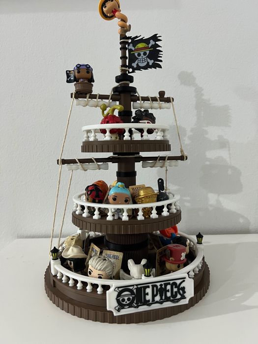 Stand expunere figurine One Piece Kinder Joy