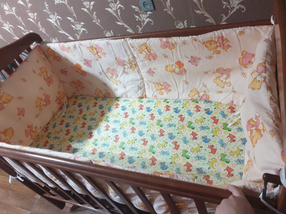 Кроватка детская с маятником