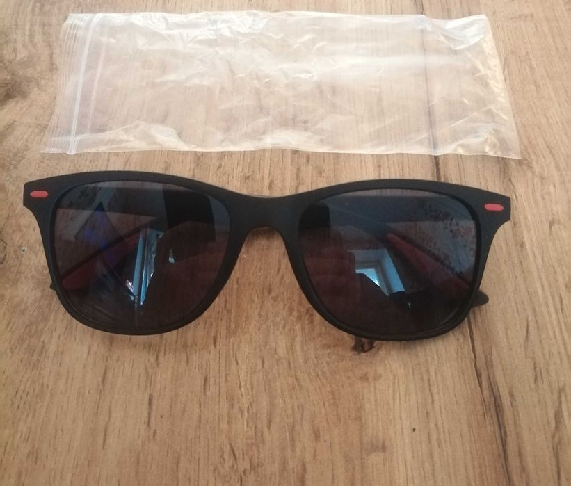 Солнцезащитные очки.