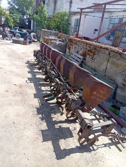 Vând 2 Prășitori Preț 15 milioane bucata