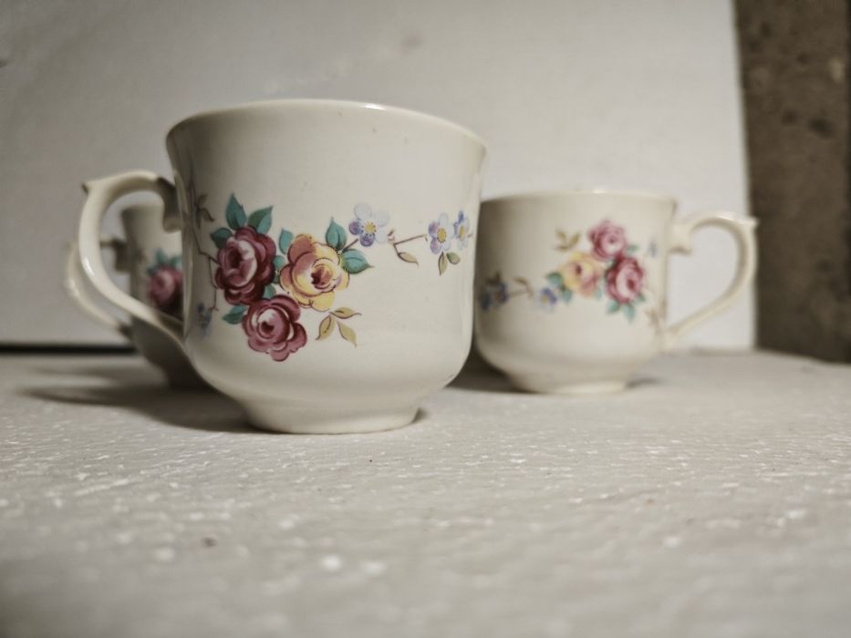 Сосиери, чашки за кафе и стъклени чинии за мезета, салати или ядки