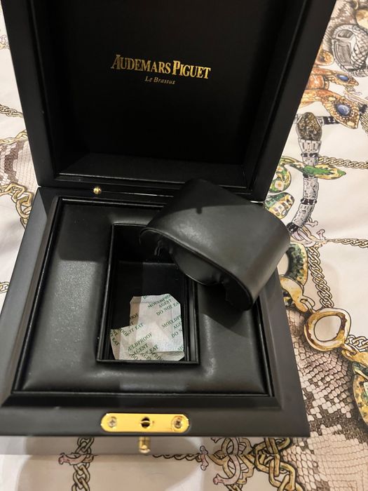 Дамски часовник с камъни AP