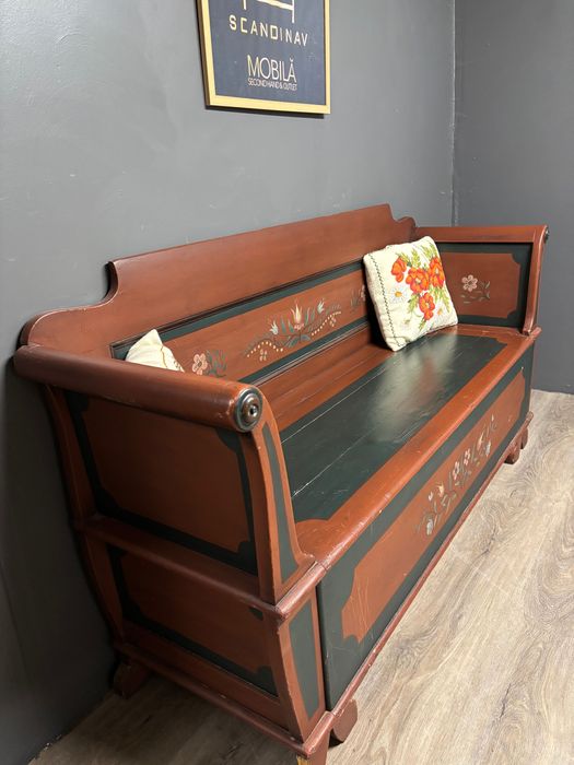 Banca antica cu lada de depozitare