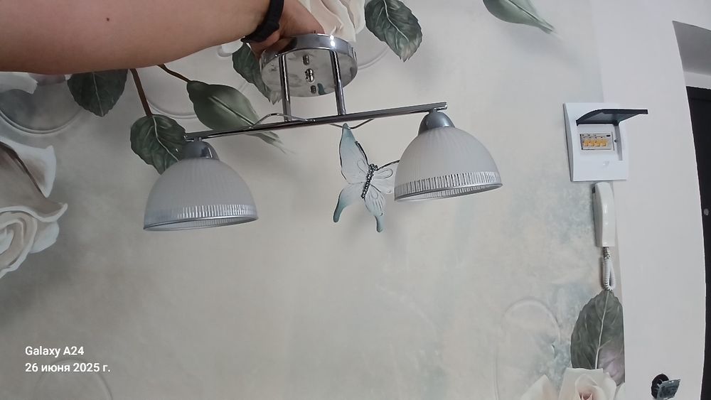 Продам люстру 8рожковая