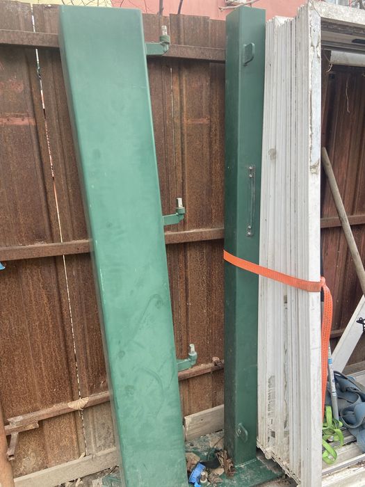 Poarta garaj / curte cu balamale.